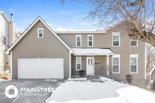 7821 Woodstone Ln in Shawnee, KS - Building Photo