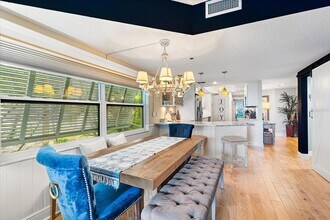 5621 Gulf of Mexico Dr, Unit 103 in Longboat Key, FL - Foto de edificio - Building Photo