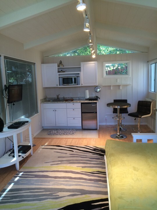 17975 Boris Dr in Encino, CA - Building Photo