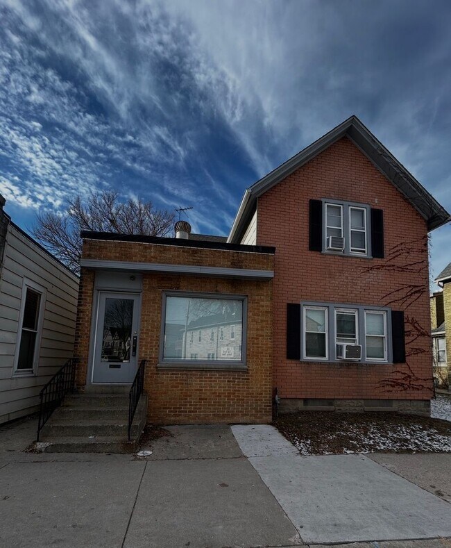 2359 S Kinnickinnic Ave in Milwaukee, WI - Building Photo - Building Photo