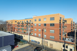 Logan View in Chicago, IL - Foto de edificio - Building Photo