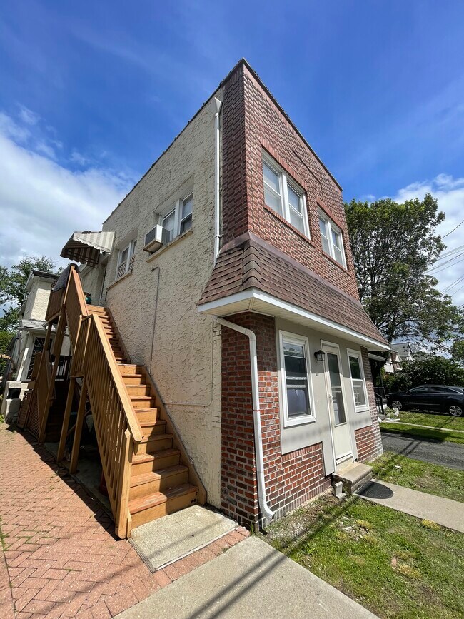 554 W Broad St, Unit 2F