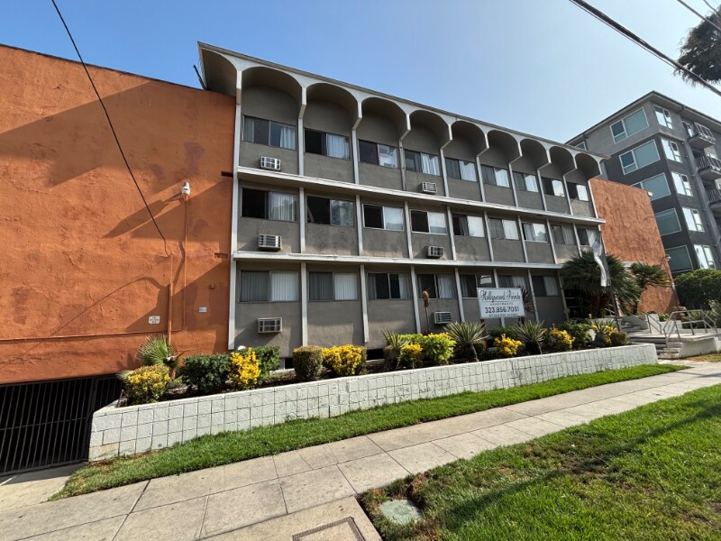 6711 Yucca St in Los Angeles, CA - Building Photo