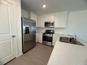 204 Ottawa Wy in New Braunfels, TX - Foto de edificio - Building Photo