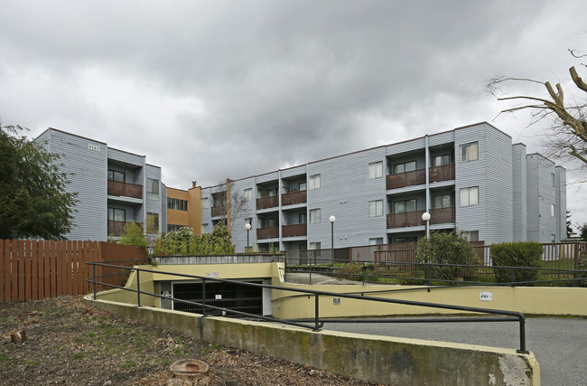 Kingsview in Burnaby, BC - Building Photo - Primary Photo