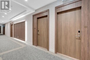 8188 Yonge St in Vaughan, ON - Building Photo