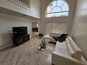 5201 NW 112th Pl in Doral, FL - Foto de edificio - Building Photo