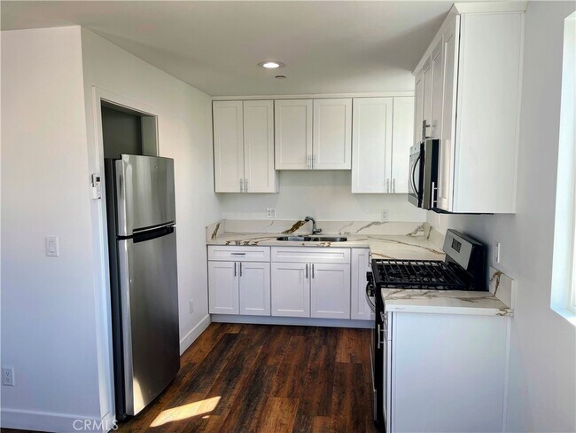 property at 1809 1/2 S Gramercy Pl