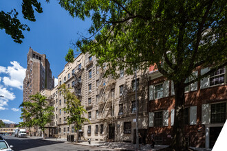 125-127 Washington Pl in New York, NY - Foto de edificio - Building Photo