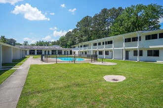 Courtyard Apartment Homes in Meridian, MS - Building Photo - Building Photo