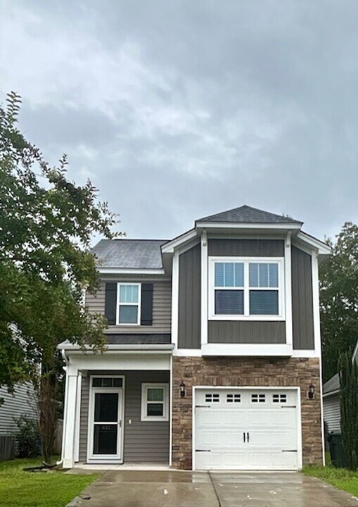 621 Finnegan Ln in West Columbia, SC - Building Photo