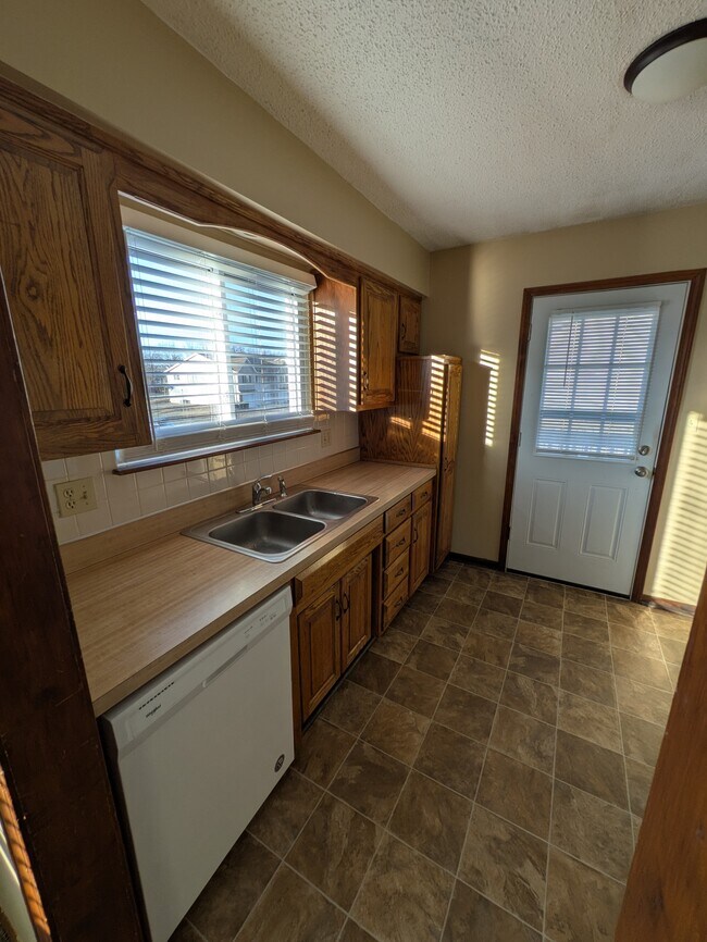 16 NW Lakeview Blvd in Lee's Summit, MO - Building Photo - Building Photo