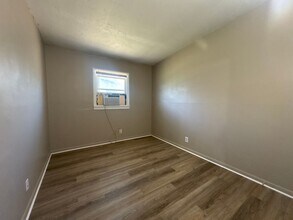 400 W Mahoney Dr in Derby, KS - Foto de edificio - Building Photo