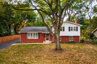 655 Melody Ln in Naperville, IL - Foto de edificio - Building Photo