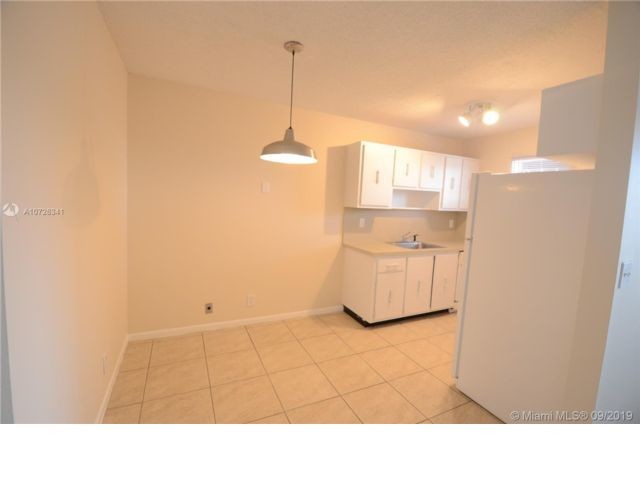 30 SE 4th Ave in Hallandale Beach, FL - Building Photo - Building Photo
