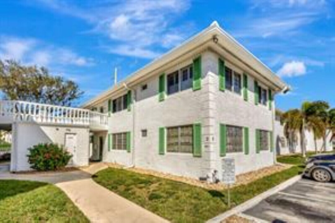 1801 NE 62nd St, Unit 205 in Fort Lauderdale, FL - Foto de edificio