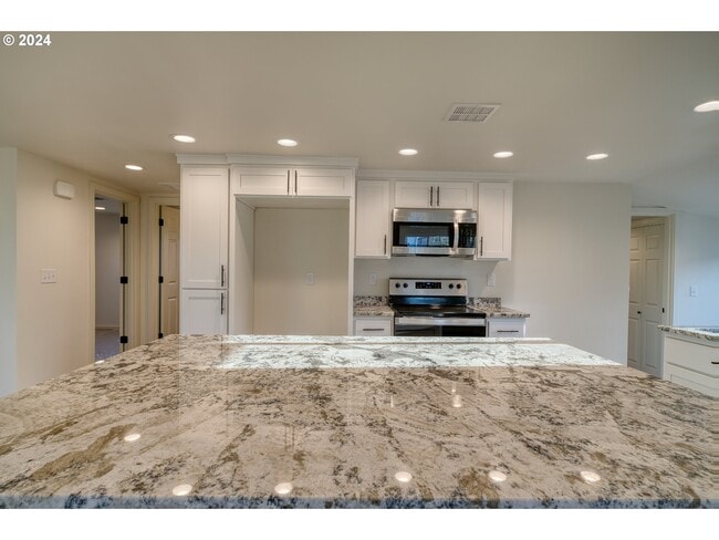 33871 NE Blossom Dr in Scappoose, OR - Building Photo - Building Photo