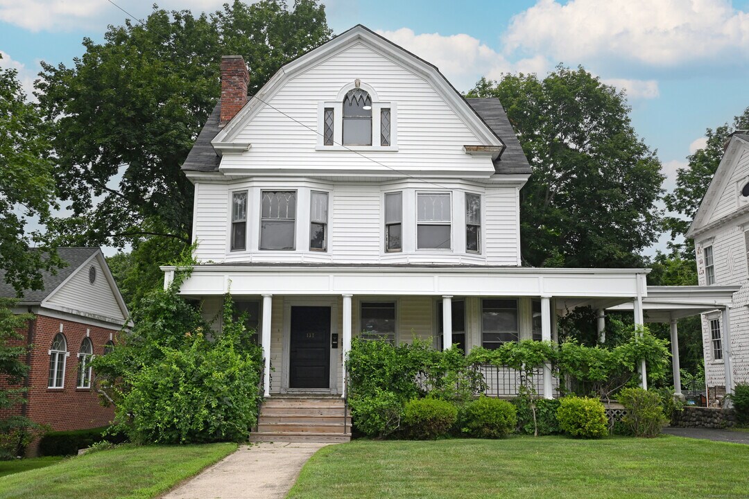 137 Deer Hill Ave in Danbury, CT - Building Photo