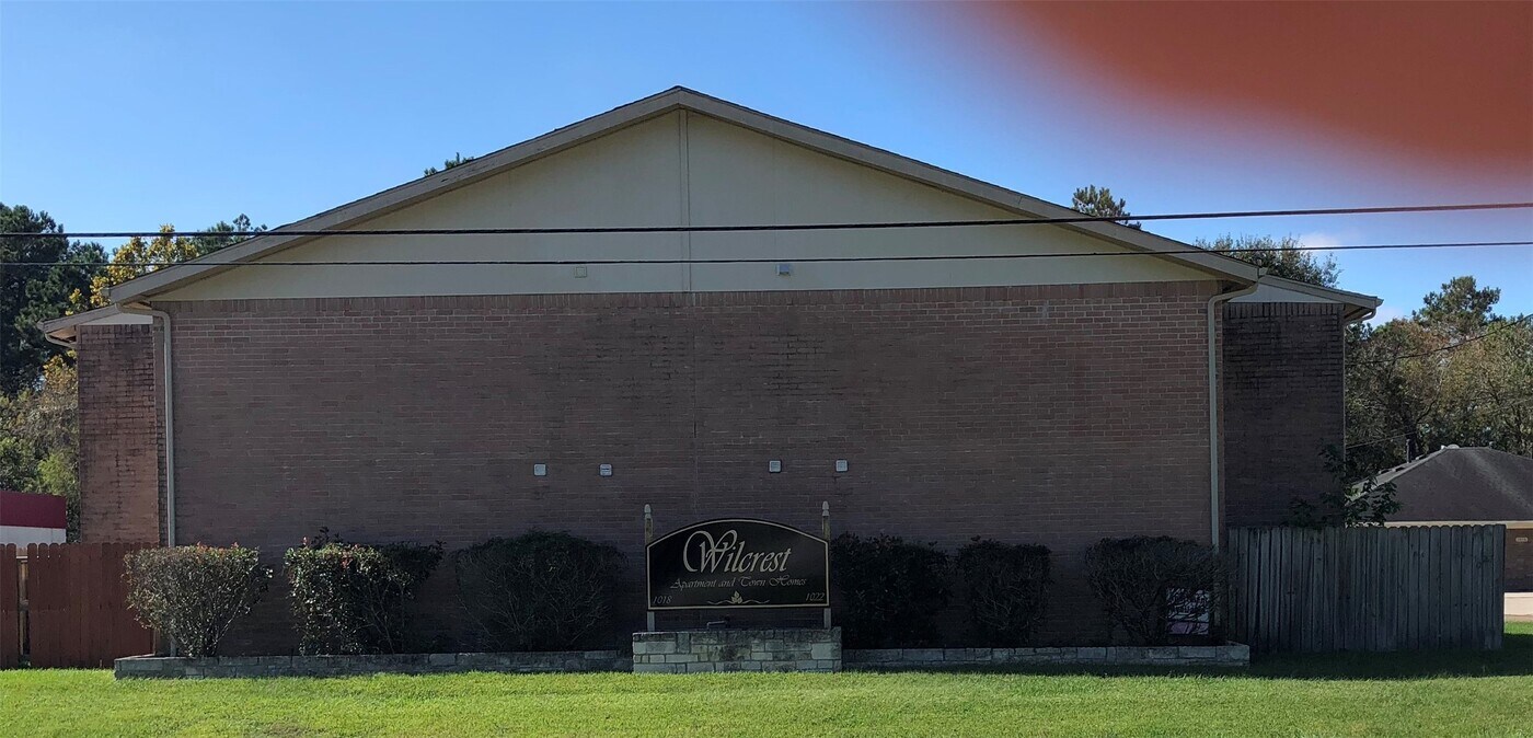 1022 Wilson Rd in Humble, TX - Building Photo