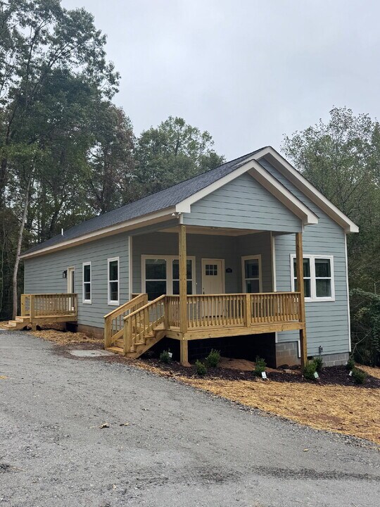3861 Honeysuckle Rd in Gainesville, GA - Building Photo