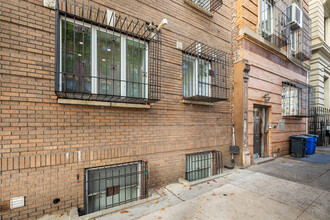 412 Bedford Ave in Brooklyn, NY - Building Photo - Building Photo