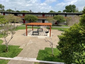 Flats on Handley:  Pool, BBQ Area, Renovated Units in Fort Worth, TX - Foto de edificio - Building Photo