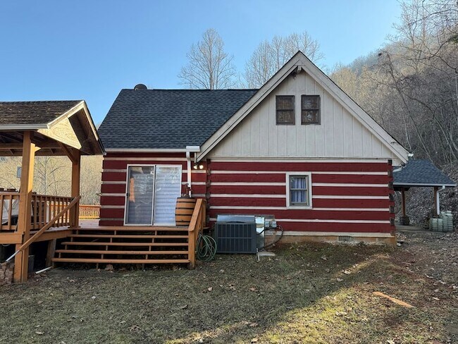 523 Sundown Dr in Franklin, NC - Foto de edificio - Building Photo