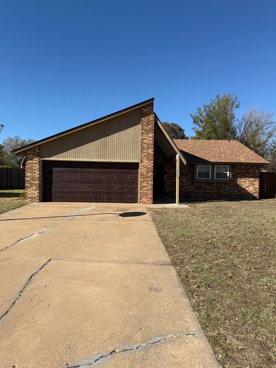 5826 Red Rock Cir in Enid, OK - Building Photo