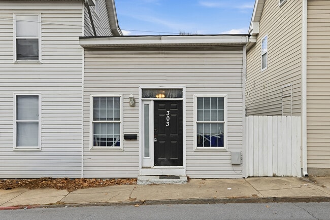 property at 303 N Mulberry St