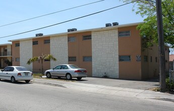 3162-3170 SW 16th St in Miami, FL - Foto de edificio - Building Photo