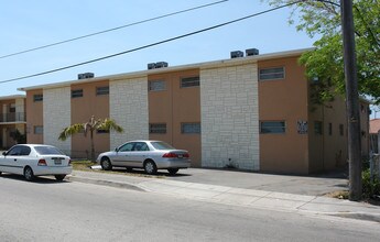 3162-3170 SW 16th St in Miami, FL - Building Photo - Building Photo