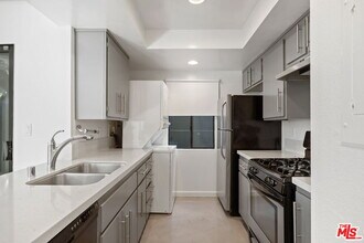 3010 Colorado Ave in Santa Monica, CA - Building Photo - Building Photo