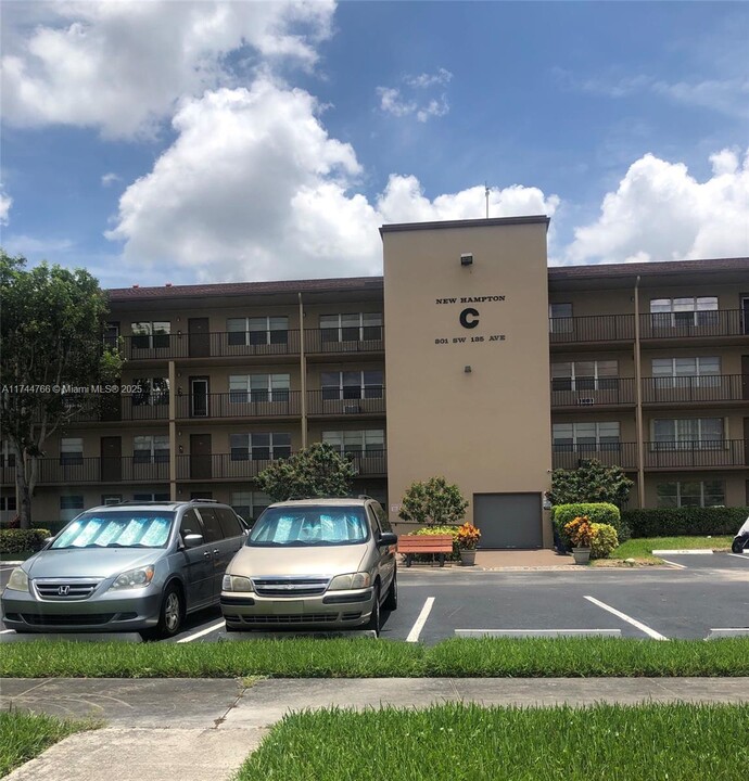 301 SW 135th Ave in Pembroke Pines, FL - Building Photo