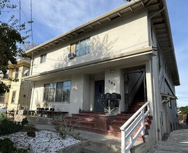 385 E San Fernando St in San Jose, CA - Foto de edificio - Building Photo