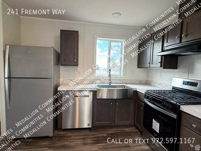 241 Fremont Way in Layton, UT - Building Photo - Building Photo