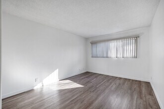 Park Plaza Apartments in Los Angeles, CA - Building Photo - Interior Photo
