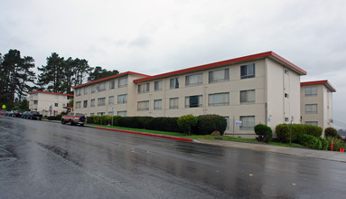 St. Francis Apartments in Daly City, CA - Foto de edificio - Building Photo