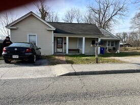 304 Giles Rd in Blacksburg, VA - Building Photo