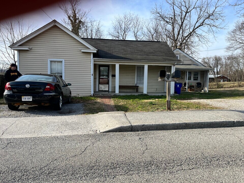 304 Giles Rd in Blacksburg, VA - Building Photo