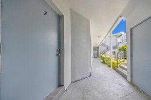 6844 Abbott Ave in Miami Beach, FL - Building Photo