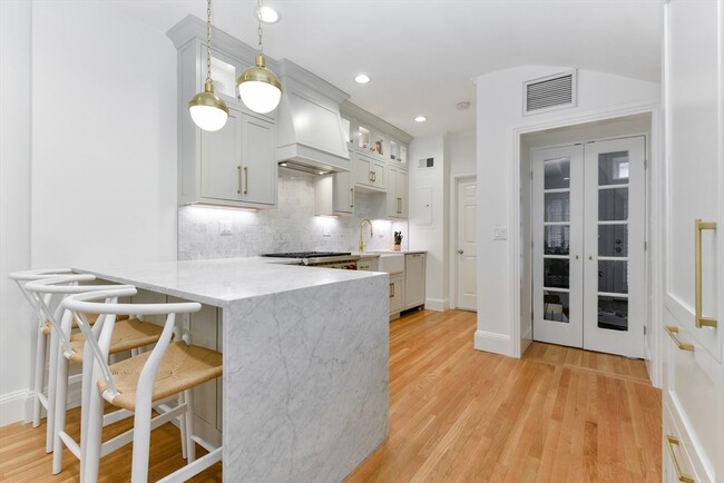 9 Fayette St, Unit 1 in Boston, MA - Foto de edificio - Building Photo