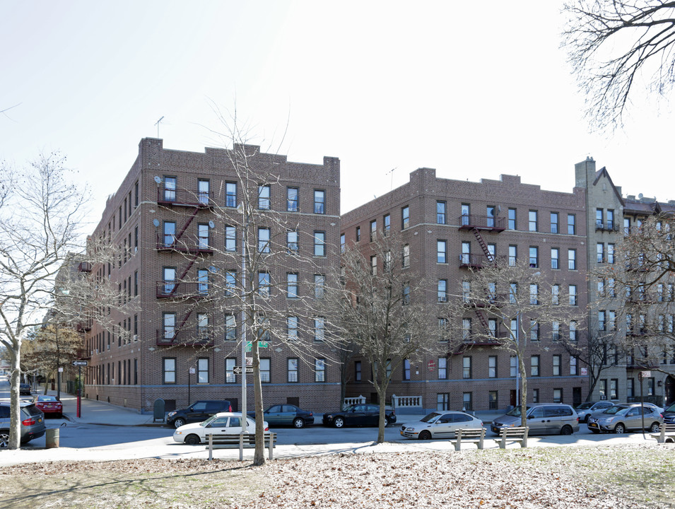 385 E Mosholu in Bronx, NY - Building Photo