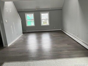 296 Doherty Ave in Hempstead, NY - Foto de edificio - Building Photo