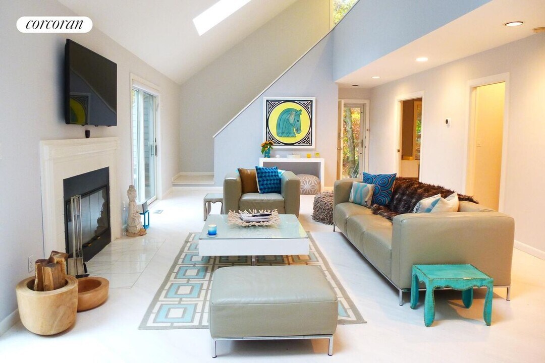 14 Bay View Ave in East Hampton, NY - Building Photo