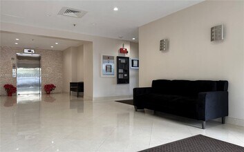 555 NE 30th St, Unit 404 in Miami, FL - Building Photo - Building Photo