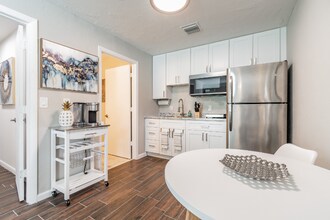 1 Bedroom Zen Oasis in St. Petersburg, FL - Building Photo - Building Photo