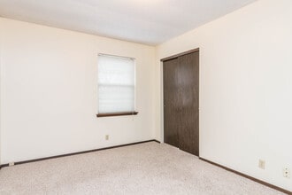 811 Dondee Dr, Unit 811 dondee in Manhattan, KS - Building Photo - Building Photo