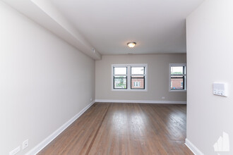 2350 N Kimball Ave, Unit # 02 in Chicago, IL - Building Photo - Building Photo