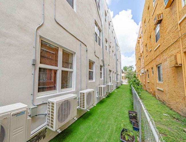 1051 NW 2nd St in Miami, FL - Foto de edificio - Building Photo