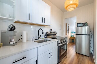 Satoshi Sol-FULLY FURNISHED AND ALL INCLUSIVE in St. Petersburg, FL - Building Photo - Interior Photo